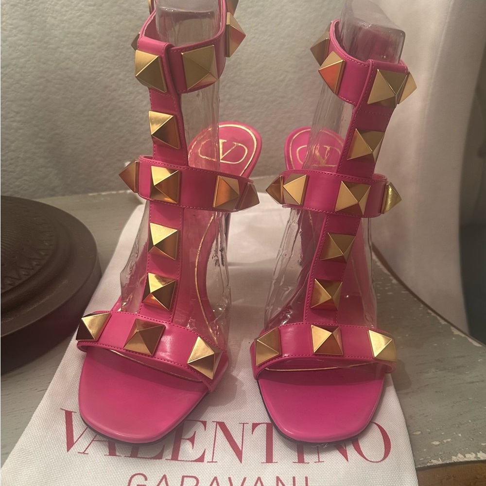 Valentino Garavani Hot Pink and Gold Studded Women's Heels (Worn once) Size 38 - Picture 4 of 8